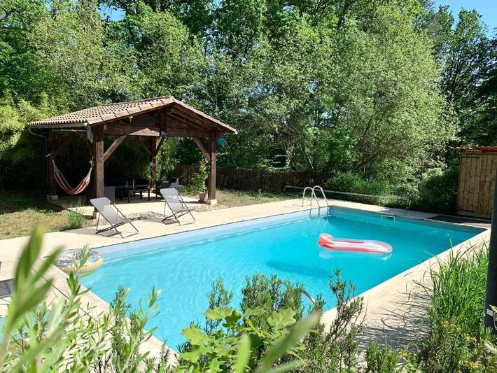 Gîte pour 4 personnes, avec Terrasse et Jardin ainsi que Piscine et Vue à Saint-Jean-d'Estissac