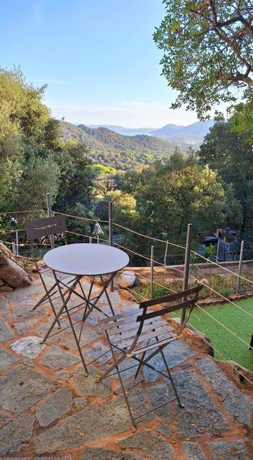 Gîte pour 2 personnes, avec piscine ainsi que jardin et terrasse à Porto-Vecchio