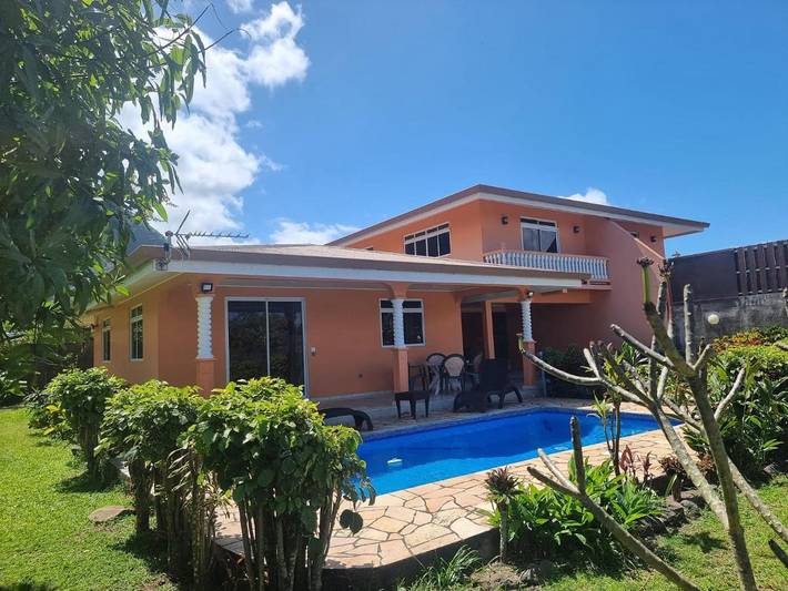 Villa pour 6 personnes, avec vue ainsi que piscine et jardin