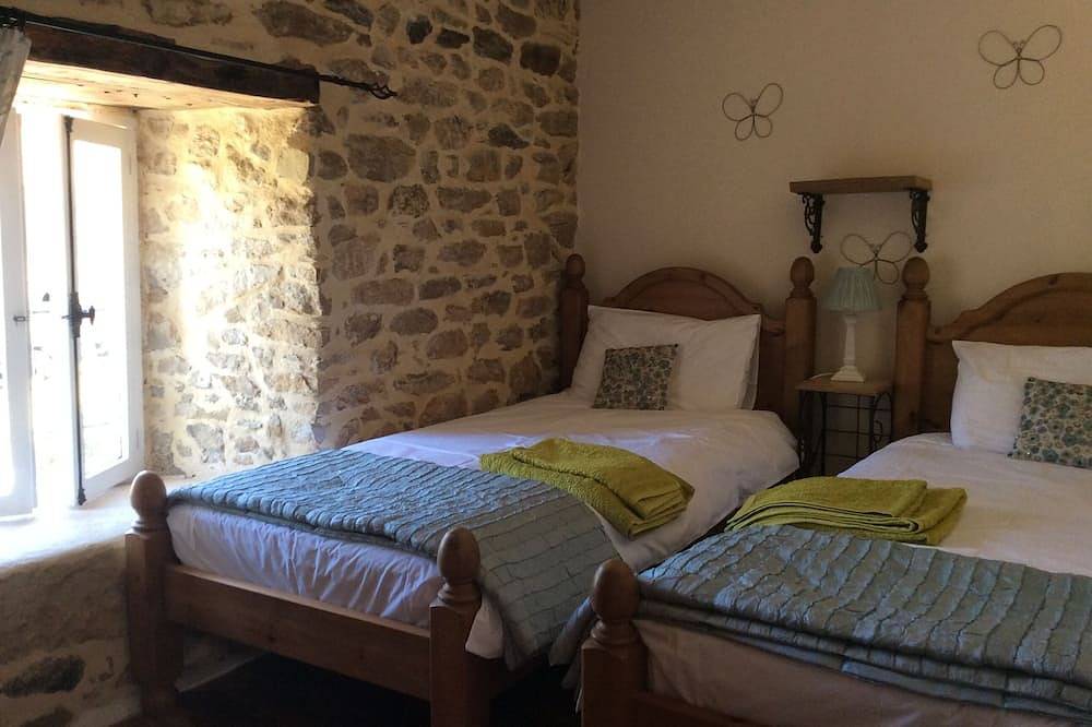 Gite attached to 15th Century Manor with heated pool and fishing lake in Plumaudan, Région de Dinan
