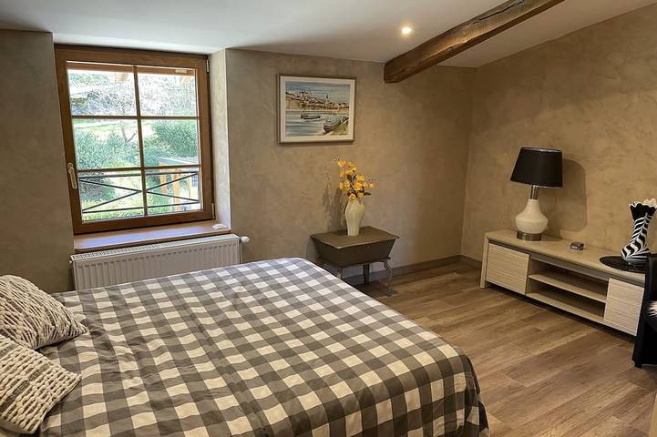 Appartement entier, Appartement de 68 m2 dans petit village tranquille, idéal pour ballade et vélo. in Salavre, Jura Francais