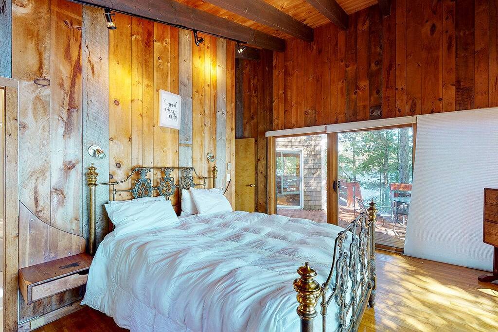 Pet Friendly waterfront house on Lake Winnipesaukee sleeps 6 in Moultonborough, Lake Winnipesaukee