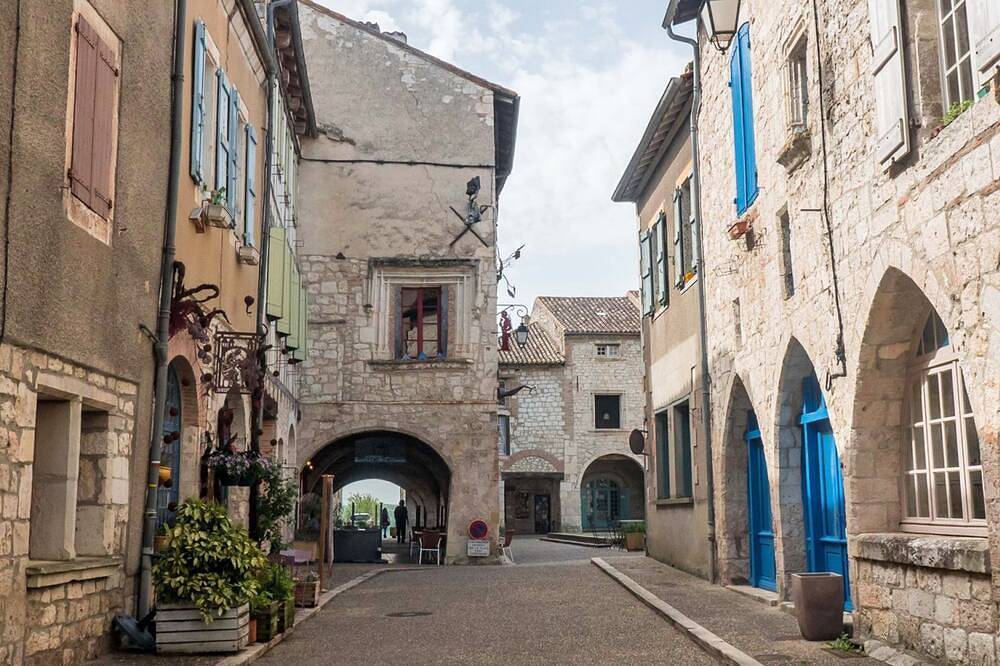 History and comfort combine in beautiful Lauzerte townhouse in Lauzerte, Quercy