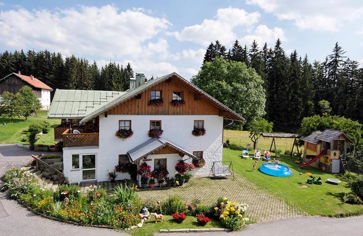 Ferienhaus für 4 Personen, mit Balkon/Terrasse und Terrasse sowie Garten in Mauth
