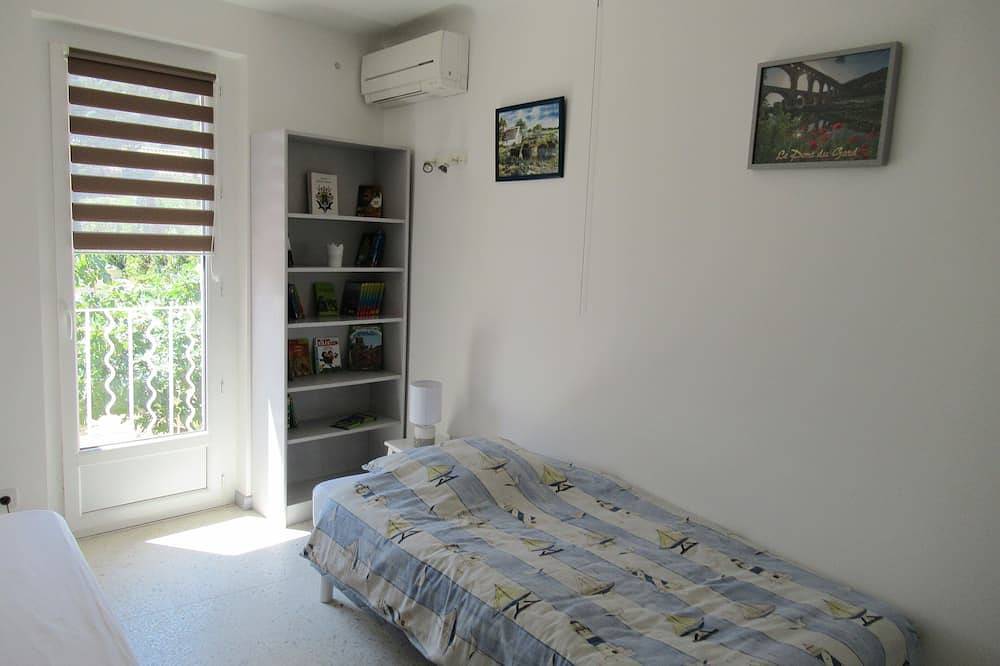 Encantadora casa en Provencal Gard, gran jardín, piscina, juegos para niños in Orsan, Region de Nimes