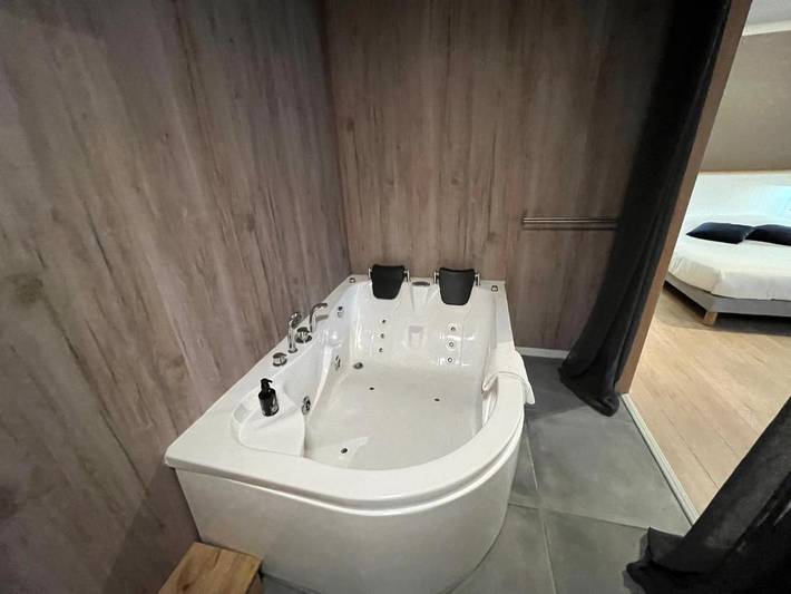 Hôtel pour 2 personnes, avec terrasse et jacuzzi à Theix - 4