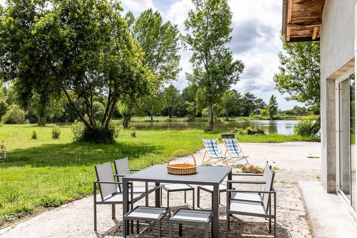 Apartamento entero, Apartamento 'Le Panoramique Du Lac D'isachris' con vistas al lago in Queyrac, Lesparre-Médoc region