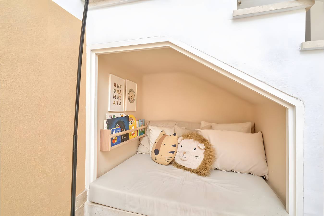 Holiday Home 'Lena Town House' with Pool, Mountain View, Wi-Fi and Air Conditioning in Playa de Burriana, Nerja