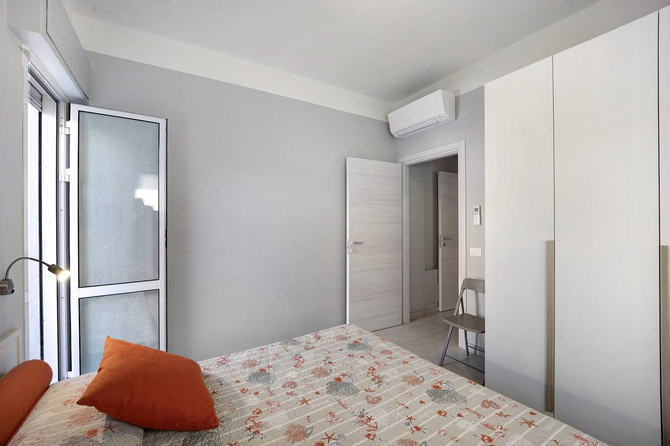 Appartamento intero, 'Victoria Apartments Mediterraneo' con balcone, A/C & Wi-Fi in Diano Marina, Comune di Diano Marina