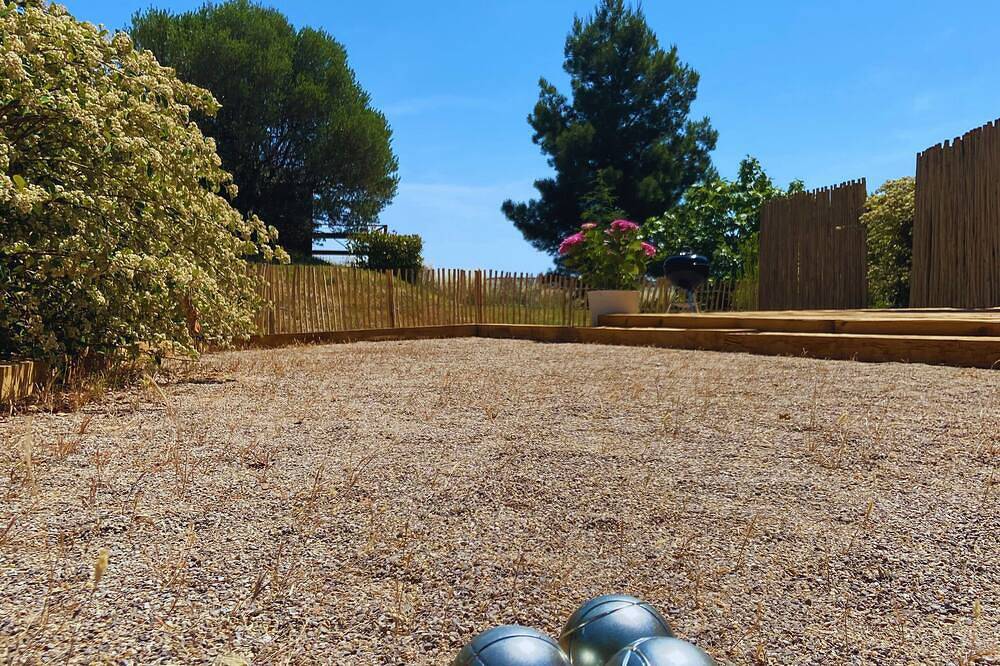 Les hauts de la pinède air-conditioned villa Swimming pool, jacuzzi & boules court. in Thézan-lès-Béziers, Region de Béziers