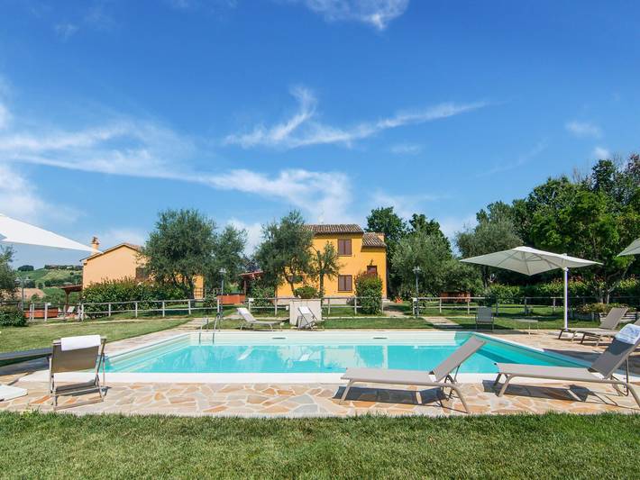 Casa vacanza per 20 persone, con Terrazza e Idromassaggio nonché Giardino e Piscina in Provincia di Ancona