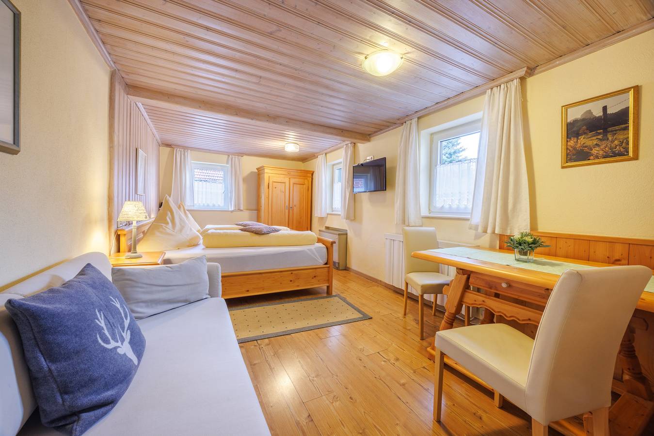 Ganze Ferienwohnung, Gästehaus Burghartswieser inkl. Chiemgaukarte - Appartement Reifelberg 36qm, Küche, Kachelofen, 1 Wohnschlafzimmer, Wlan, 2 Pers in Ruhpolding, Bayerische Alpen
