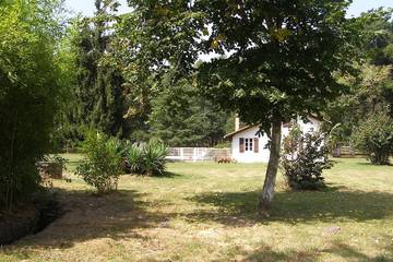 Gîte pour 4 personnes, avec jardin ainsi que terrasse et piscine à Gourbera