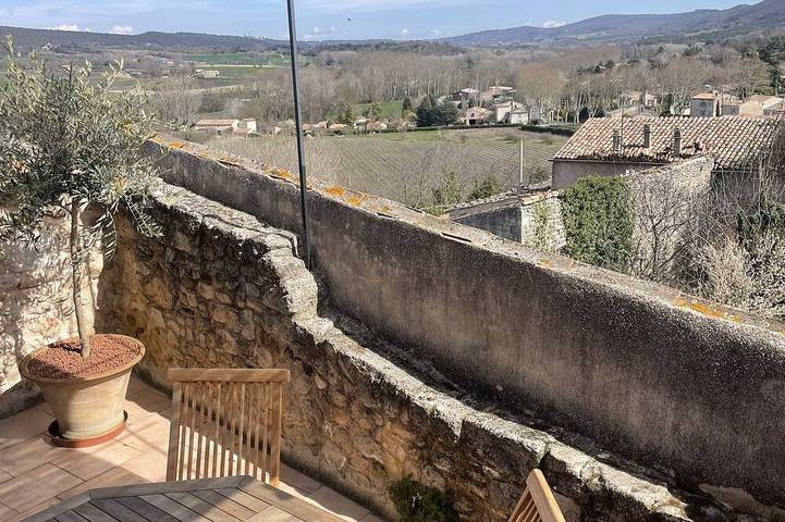 Location de vacances pour 6 personnes, avec jacuzzi et terrasse, animaux acceptés à Céreste