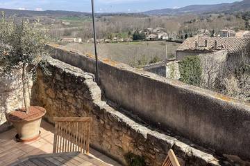 Location de vacances pour 6 personnes, avec jacuzzi et terrasse, animaux acceptés à Céreste