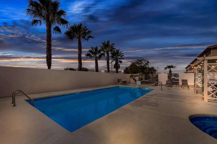 Hotel für 4 Personen, mit Pool - 1