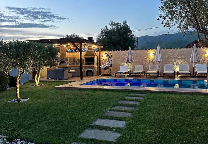 Location de vacances pour 6 personnes, avec Balcon et Terrasse ainsi que Jardin et Piscine dans Lezhë
