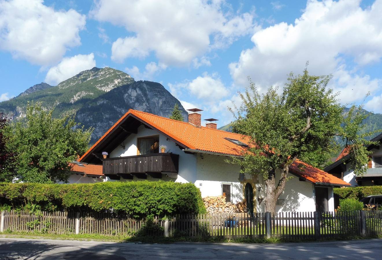 Entire apartment, Apartment 'Ferienwohnung Haus Greif' with Mountain View, Balcony and Wi-Fi in Garmisch-Partenkirchen, Bavarian Alps