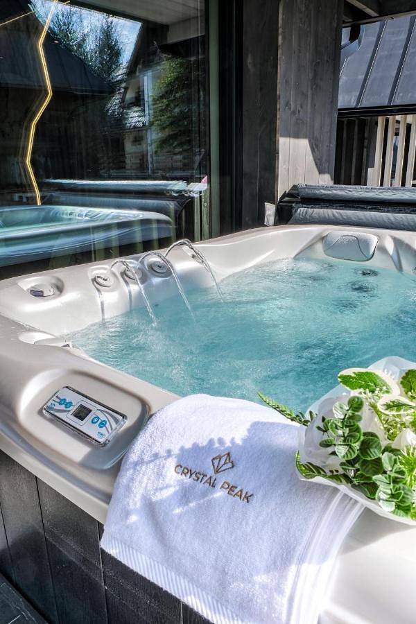 Chalet für 8 Personen, mit Balkon und Whirlpool sowie Terrasse und Garten