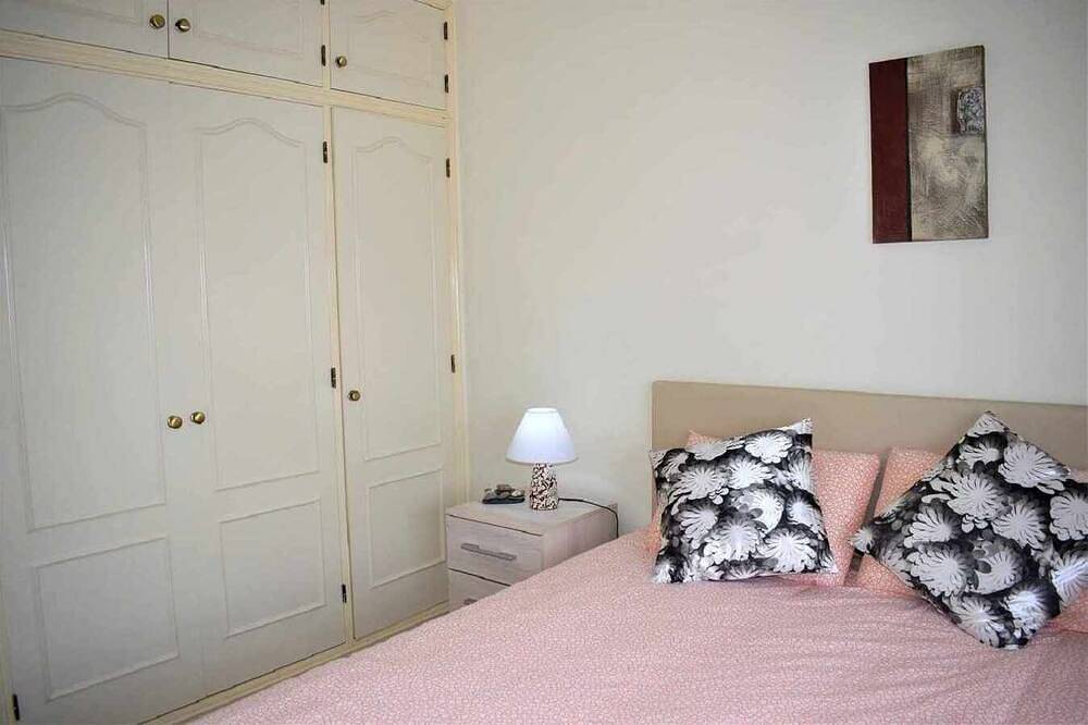 Apartamento inteiro, Quarteira T2 Centro, terraço comum com vista mar in Quarteira, Distrito de Faro