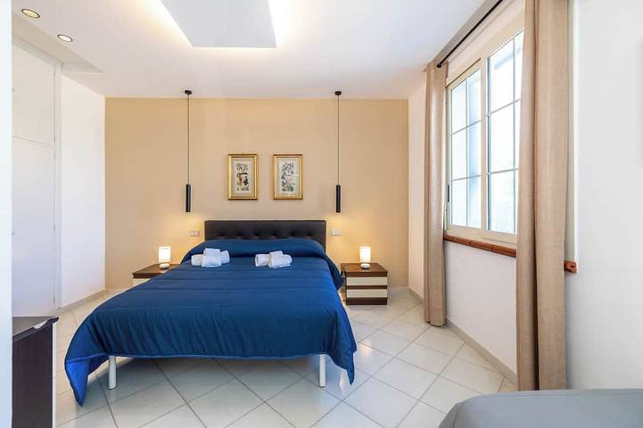 Location de vacances pour 12 personnes, avec balcon et jardin à Campofelice di Roccella - 2