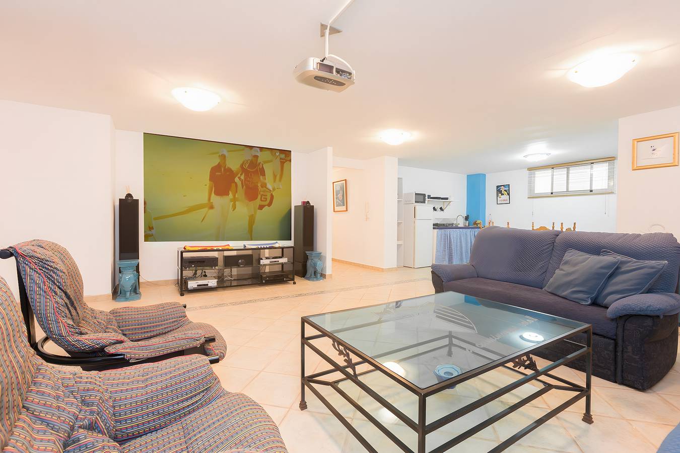 Entire apartment, Apartment 'Ideal Vacations Sun, Beach' with Private Pool, Private Terrace and Wi-Fi in Las Chapas, Marbella