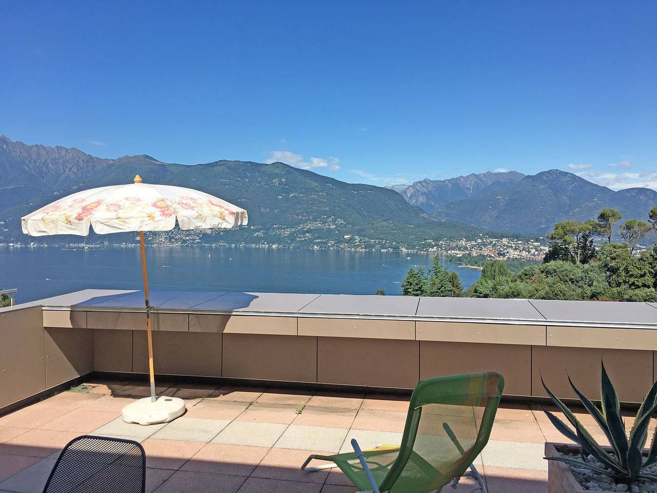 Ganze Wohnung, Wohnung mit grosser Terrasse und Grillstelle an ruhiger Lage mit Panoramasicht in Gambarogno, Lago Maggiore (Schweiz)