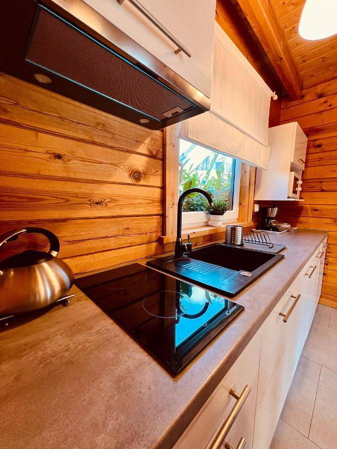 Biale Domki Paula Rewal - Domki z klimatyzacja, w obiekcie Jacuzzi i darmowe Wifi! in Rewal, Powiat gryficki