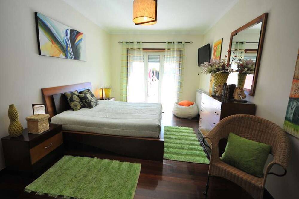 Quaint Esposende Villa | 5 Bedrooms | Villa Esposende Retreat | Fenced Private. in Esposende, Parque Natural do Litoral Norte