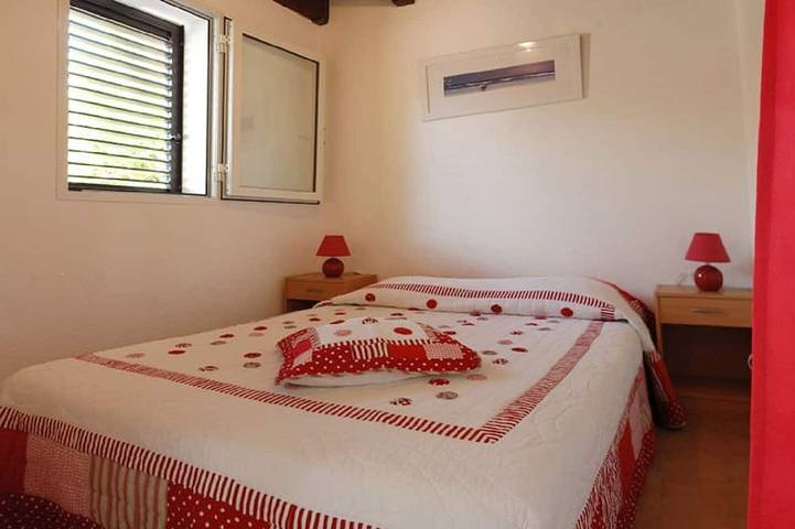 Location de vacances pour 2 personnes, avec piscine ainsi que terrasse et jacuzzi à Rogliano - 2