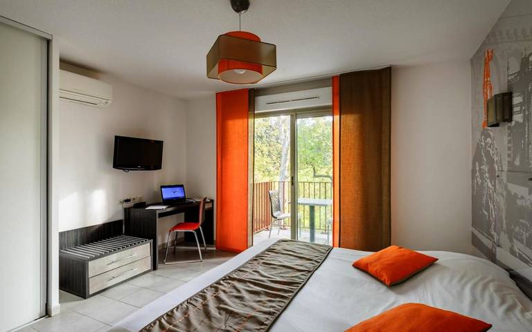 Location de vacances pour 2 personnes, avec sauna ainsi que terrasse et piscine, animaux acceptés dans Chateau De Flaugergues Montpellier - 4