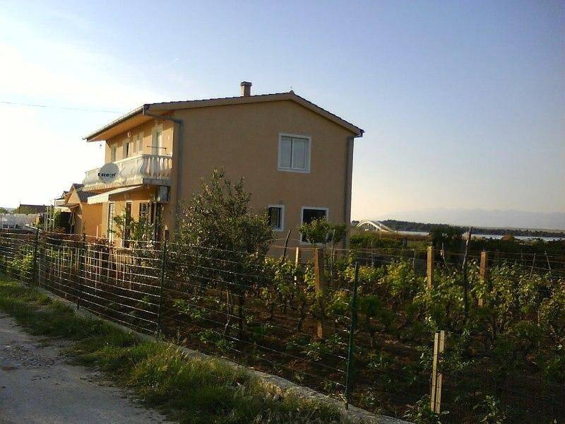 Cijeli apartman, Ferienwohnung in Privlaka mit Meerblick, Balkon, Klimaanlage, W-Lan (667-1) in Privlaka, Zadarska županija