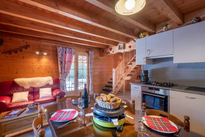 Chalet 'Mitoyen 4 Personnes' avec vue sur les montagnes, terrasse privée et Wi-Fi in Alex (Annecy), Région d'Annecy