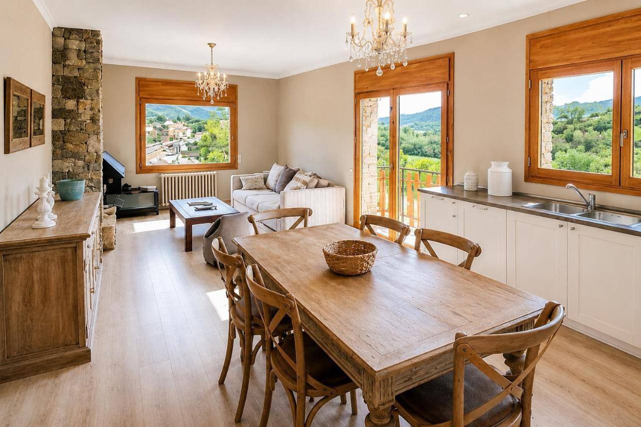 Apartamento entero, Cal Querol Llivia 2 piscina, 8 pax, 2 baños y parking in Llivia, Parque Natural Regional de los Pirineos Catalanes