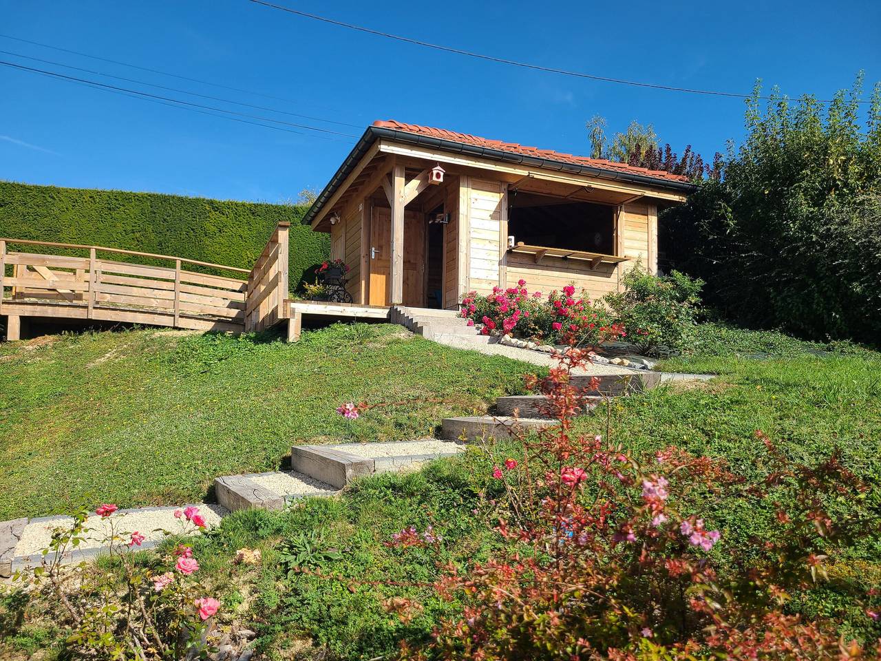 Gîte moderne avec accès indépendant, proche centre-ville et Thermes, terrasse et équipements inclus in Contrexéville, Neufchâteau