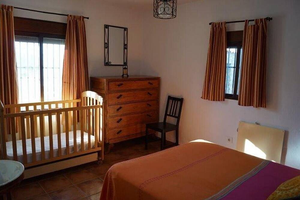 Casa rural el  recreo , tiene una amplia zona, con juegos para los mas pequeños in El Gastor, Pueblos Blancos