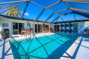 Location de vacances pour 6 personnes, avec balcon/terrasse ainsi que piscine et vue sur le lac à Cape Coral