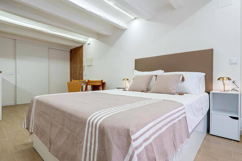 Entire apartment, Loft with privileged view of Plaza Mayor in Montblanc (Spain), Tarragona Province