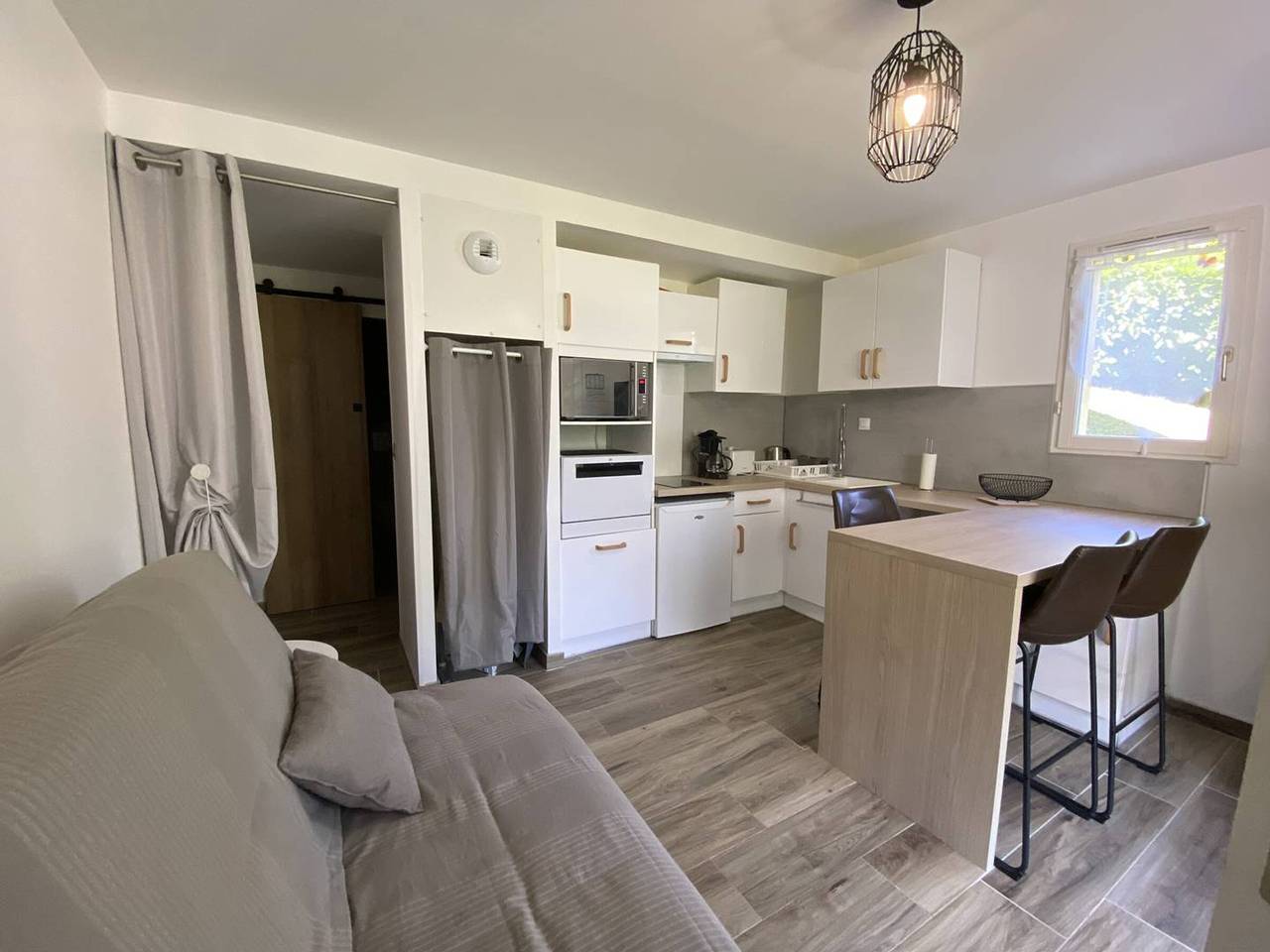 Entire apartment, Renovated apartment with terrace and parking in Cauterets in Cauterets, Pyrenees National Park