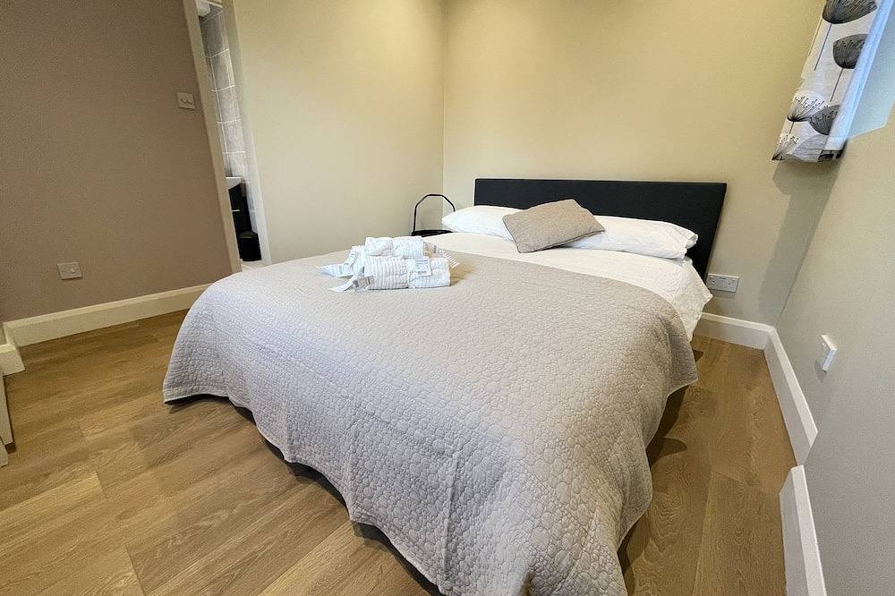 Ganze Wohnung, 35 min from London Victoria / 2-Bedrooms Flat in the Heart of Cheam Village in Sutton (London), London