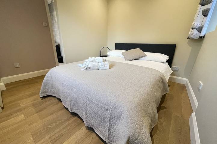 Ganze Wohnung, 35 min from London Victoria / 2-Bedrooms Flat in the Heart of Cheam Village in Sutton (London), London