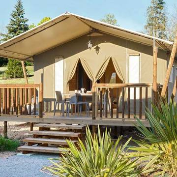 Tente pour 5 personnes, avec jacuzzi ainsi que sauna et terrasse en Bretagne