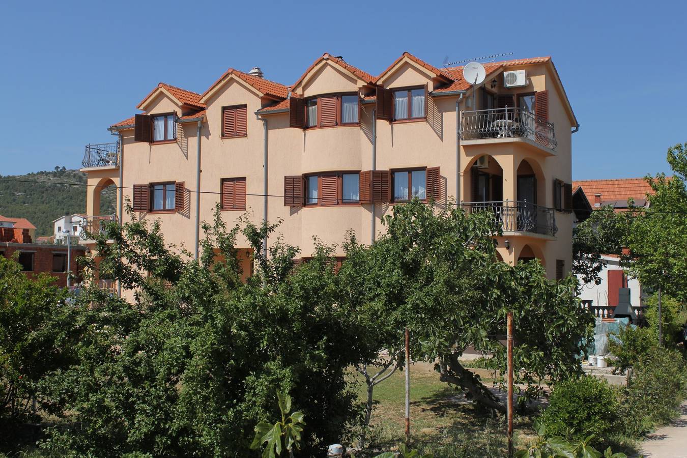 Ganze Wohnung, 2-Zimmer-Ferienwohnung mit Terrasse und Meerblick Tribunj, Vodice A-6223-b in Tribunj, Šibenik-Knin