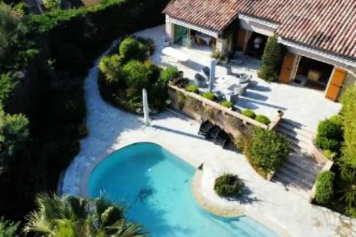 Villa pour 8 personnes, avec terrasse ainsi que piscine et jardin à Mandelieu-la-Napoule