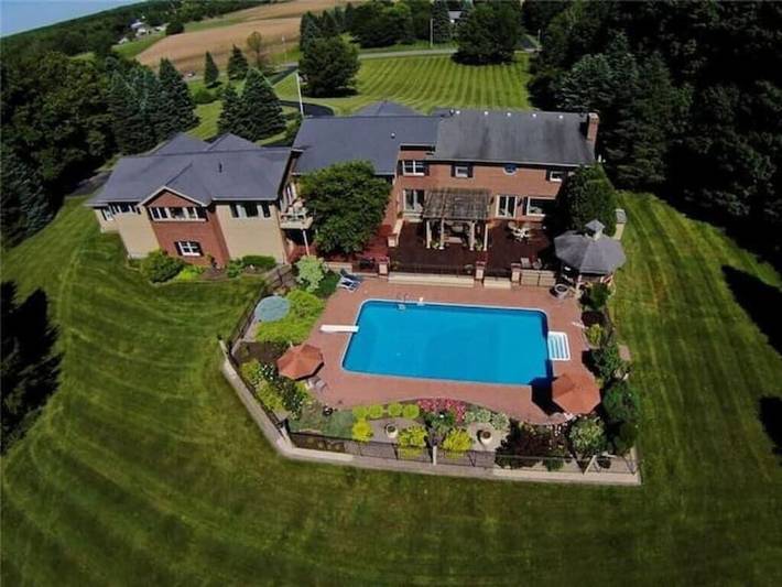 Vacation rental for 14 people, with yard and hot tub in Lake Ontario