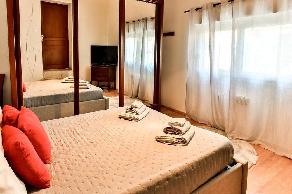 With friends or family, La Maison du Bonheur is the place for you! in Graveson, Arles region