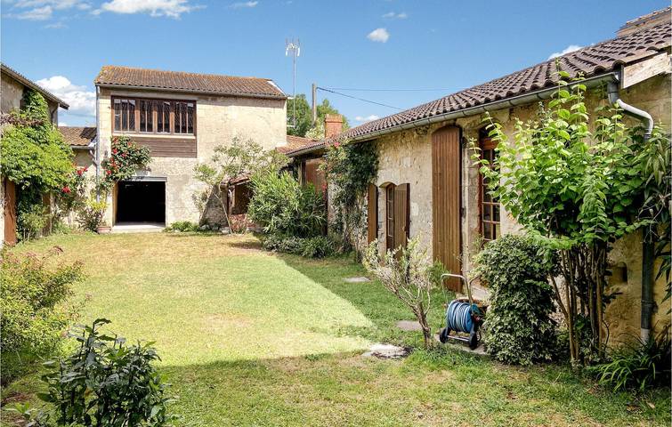 Location de vacances pour 14 personnes, avec jardin et piscine, animaux acceptés à Saint-Christoly-Médoc