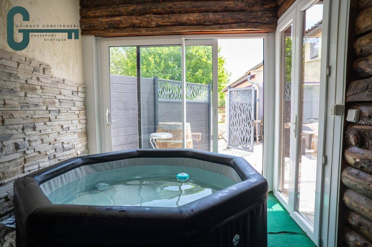 Séjour détente avec spa, piscine et sauna in Mas-Saintes-Puelles, Région de Carcassonne