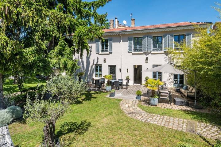 Villa pour 10 personnes, avec terrasse ainsi que jardin et piscine à Lyon