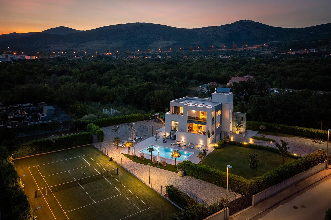 Villa Marijeta exklusive 5 Sterne Villa mit 50m2 privatem Pool, 6 Schlafzimmern und Spielzimmer in Dugopolje, Dalmatinisches Zagora